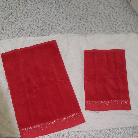 Elegant Red and White Bath Towels - Picture 3 of 13